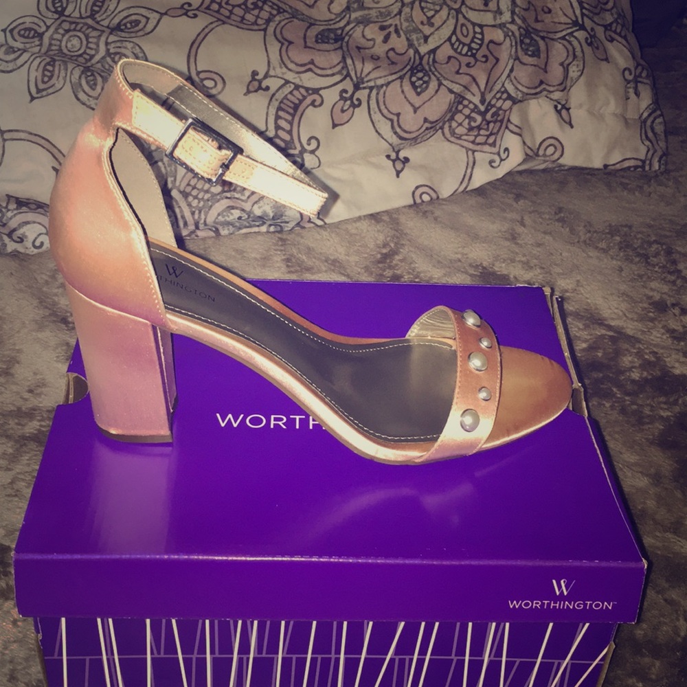 Nice Rose gold pearl heels only. 
Only worn once.